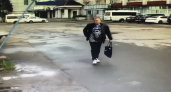 В Твери мужчина за день украл детскую машину-каталку и сумку у новой знакомой