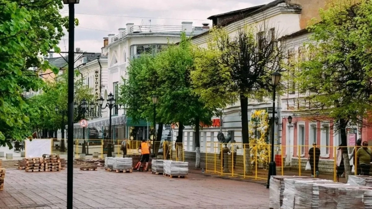 В Твери начали ремонтировать пешеходную улицу Трехсвятскую