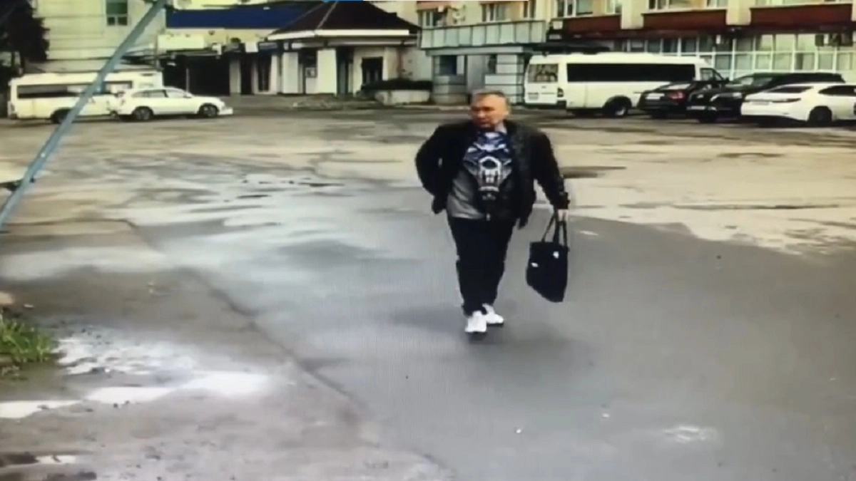 В Твери мужчина за день украл детскую машину-каталку и сумку у новой знакомой