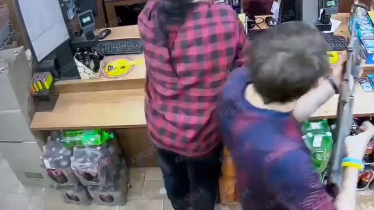В Твери пьяный мужчина с винтовкой пришел в магазин, где ему не продали сигареты