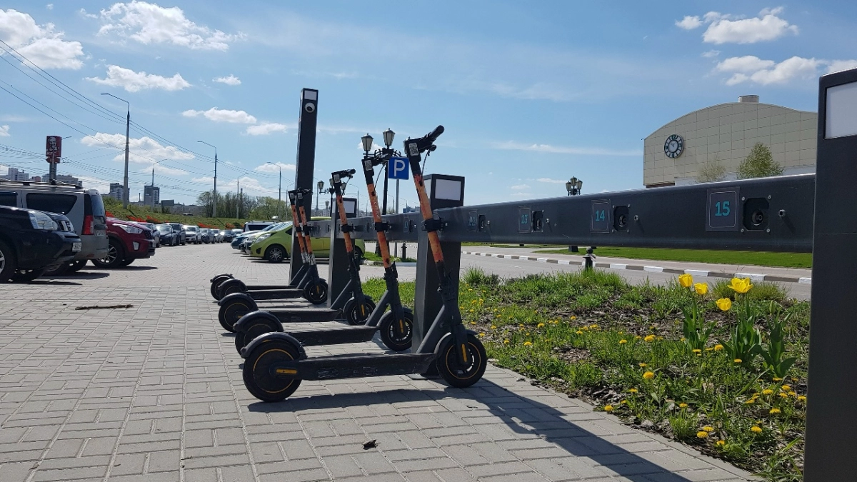 В Твери молодой человек на электросамокате сбил пенсионерку