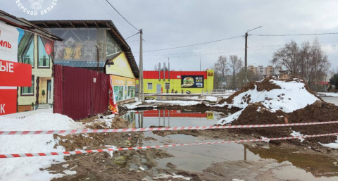 Прокуратура начала проверку по факту гибели мужчины, упавшего в яму с водой в Конаково