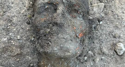 В Тверской области рабочие нашли старинный барельеф при укладке трубы: загадку пытаются разгадать