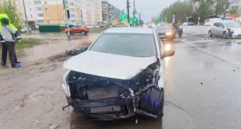 В Твери женщина на Nissan Leaf проехала на красный — пострадал другой водитель