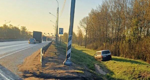 На трассе М-10 под Тверью микроавтобус съехал в кювет: пострадали 8 человек, среди них ребёнок
