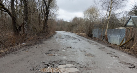 В Тверской области вновь жалуются на убитую дорогу: улица Центральная в Ржеве больше похожа на кратеры Луны