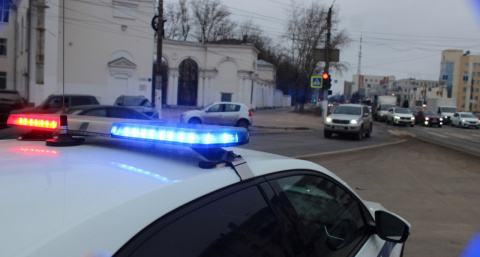 Неадекватный мужчина с ножом кидался на прохожих в центре Твери