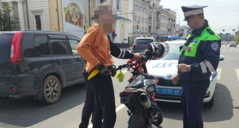 В центре Твери автоинспекторы задержали подростка на питбайке