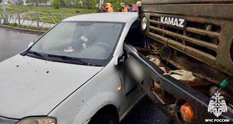 В Твери столкнулись КамАЗ и Renault: женщину-водителя иномарки зажало в салоне