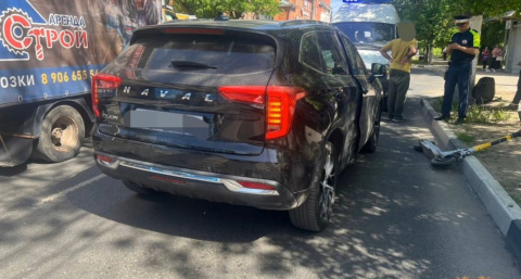 В Твери автомобилист сбил девушку на электросамокате