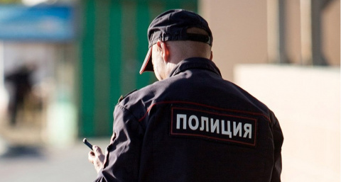 Неизвестный разбил несколько иномарок, припаркованных у домов в микрорайоне Мигалово