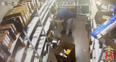 В Твери полицейские раскрыли кражу гаджетов почти на полмиллиона рублей