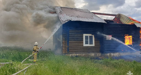 В Андреапольском округе пожарные боролись с возгоранием дачи до позднего вечера