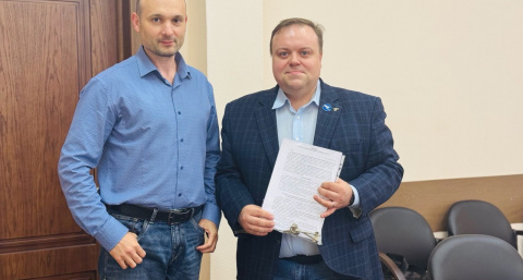 Ключи от служебной квартиры с новым ремонтом дали учителю года из Калининского округа 
