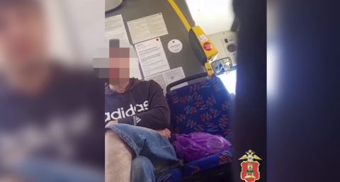 Полицейские Твери задержали хулигана, устроившего пьяный дебош в автобусе