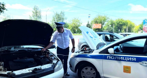 Стояла на зеленый: инспектор ГАИ помог автоледи с неисправностью аккумулятора