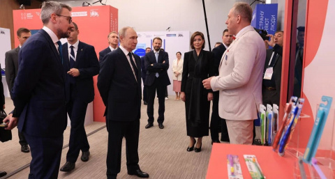 Компания из Тверской области по производству зубных щеток показала свою продукцию президенту на выставке «Знай наших» в Москве